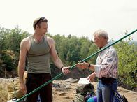 In aller Freundschaft – Beim schwierigen Aufbau des alten Zeltes kommen zwischen Martin Stein (Bernhard Bettermann, links) und Otto Stein (Rolf Becker, rechts) auch alte Probleme wieder zur Sprache.