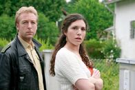 Die Rosenheim-Cops – Michael Mohr (Max Müller) bringt Stefanie Soller (Eva-Maria Reichert) an den Tatort, aber sie leugnet so hartnäckig, schon einmal dort gewesen zu sein, dass man ihr fast glauben muss.