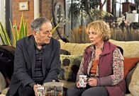 Rote Rosen – ARD ROTE ROSEN FOLGE 1043 Uhr im ERSTEN. Der vom Vaterschaftstest aufgewühlte Achim (Peter Rühring, l.) öffnet sich gegenüber Elke (Madeleine Lierck-Wien, r.).