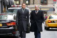 Suits – Harvey (Gabriel Macht,l.) und Louis (Rick Hoffmann) kämpfen darum, die Kanzlei zu retten. Ehemalige Partner, die entlassen wurden, verklagen die Kanzlei wegen Rufschädigung.