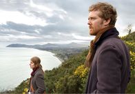Once – Bei einem Ausflug in die wunderbare irische Landschaft kommen sich der Straßenmusikant (Glen Hansard) und seine neue Freundin (Marketa Irglova) näher.