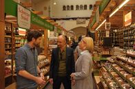 SOKO Stuttgart – Martina Seiffert (Astrid M. Fünderich, r.) und Jo Stoll (Peter Ketnath, l.) finden den Kaviarhändler Erik Setzkorn (Michael Schenk, M.) im Getümmel der Markthalle. Setzkorn möchte den Stand des Opfers übernehmen.