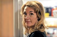 Mum – Pauline (Dorothy Atkinson) ist nicht überzeugt von der Weinauswahl bei Cathy ...