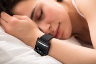 Servus Reportage – Frau mit Sleep Tracker