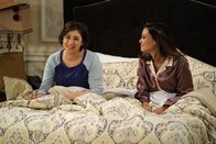 Call Me Kat – Kat (Mayim Bialik, l.); Tara (Vanessa Lachey, r.)