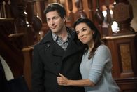 Brooklyn Nine-Nine – Andy Samberg (Jake Peralta), Eva Longoria (Sophia Perez).