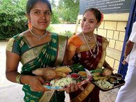GEO Reportage – Beim Puja Patanjali-Tempel am Festtag in Bellur: Heute wird der internationale Yoga-Tag gefeiert.