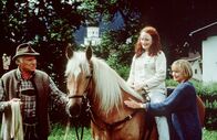 Der Bergdoktor – (v.li.) Walther Reyer (Dr. Pankraz Obermayr), Daniela D. König (Jule), Michaela Heigenhauser (Christl Wild).