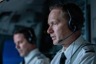Mayday - Alarm im Cockpit – REENACTMENT - After Captain Lee (played by Andy Thrithardt) loses both engines onboard American Airlines Flight 1572, he instructs First Officer Richards (Mike Jackson) to configure the plane for a landing attempt at Windsor Locks Airport. (Cineflix 2021/Shay Markowitz)