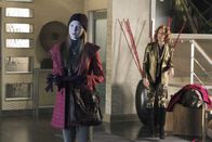 Castle – Bei ihrer Ankunft zuhause bemerken Alexis (Molly C. Quinn, l.) und Martha (Susan Sullivan, r.) sofort, dass irgendetwas nicht stimmt ...