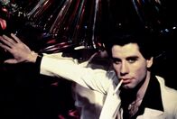 Saturday Night Fever – Jeden Samstagabend mutiert der 19-jährige Verkäufer Tony (John Travolta) zum Discokönig Brooklyns.