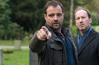 Neben der Spur – Der Kommissar (Jürgen Maurer, l.) glaubt, im Psychiater Dr. Jessen (Ulrich Noethen, r.) den Mörder gefunden zu haben.
