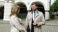 Rote Rosen – ARD ROTE ROSEN FOLGE 3620 Uhr im ERSTEN. Simon (Thore Lüthje, r.) wird unwohl klar, dass er mit Amelie (Lara-Isabelle Rentinck, l.) zusammenarbeiten muss, um seinen Job nicht zu verlieren.