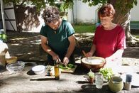 Zu Tisch ... – Danilo und Angelika bereiten das Essen für den Ortsverein vor: Kartoffel und Quark mit Leinöl