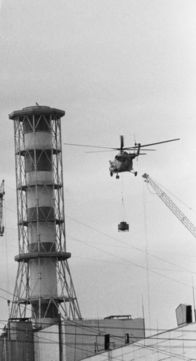 Tschernobyl - Die Katastrophe – Um die atomare Kettenreaktion nach dem Unglück zu stoppen, werden Tausende Tonnen Material über dem Reaktorblock 4 abgeworfen. Dabei handelt es sich um Bor, Blei, Dolomitgestein und Sand.