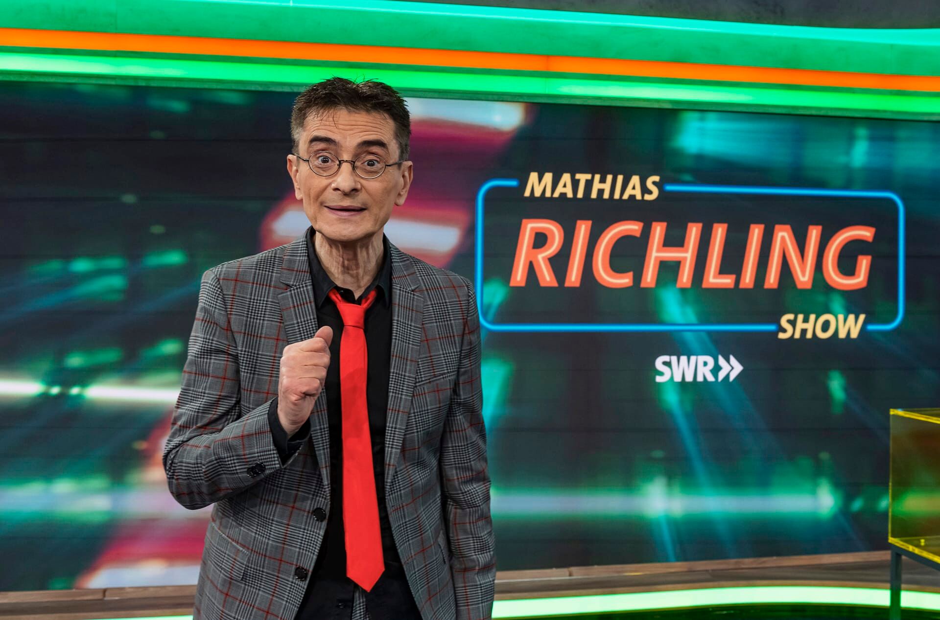 Die Mathias Richling Show – Mathias Richling parodiert in seiner Show Persönlichkeiten aus Politik und Gesellschaft.