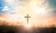 Glaubwürdig – Christi Himmelfahrt Konzept: Silhouette Kreuz auf Wiese Herbst Sonnenaufgang Hintergrund