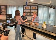 Marktcheck – Chocolatier Kevin Kugel aus Sindelfingen schaut sich Schokoeier zusammen mit den Hobbybäckerinnen Lisa Muckenfuß aus Bad Urach und Sandra Küschall aus Magstadt ganz genau an und testet, ob es sich lohnt, für das Nougatei mehr Geld auszugeben.