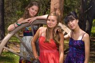 Emm@s Ch@troom – V.l.: Emma (Sophie Karnbjinski), Ally (Marny Kennedy) und Jackie (Charlotte Nicdao).