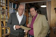 Die Rosenheim-Cops – Ein am Tatort gefundenes Notenblatt führt Kommissar Florian Prantl (re. Andreas Giebel) zu dem Musikexperten August Weimar (li. Heinz Trixner).