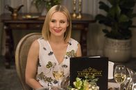 The Good Place – Endlich findet Eleanor (Kristen Bell) heraus, wer ihr den anonymen Drohbrief zukommen hat lassen und stellt fest, dass er eigentlich mehr eine Art Hilfeschrei ist ...