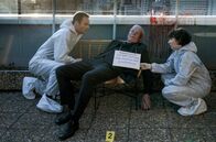 Tatort – Nina Rubin (Meret Becker) und Robert Karow (Mark Waschke, li.) finden Klaus Keller (Rolf Becker) an seinem 90. Geburtstag tot auf. Um seinen Hals hängt eine seltsame Nachricht.