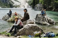Eine harte Tour – Pause auf der Bergtour: die Freundschaft und die Beziehungen der drei Paare werden auf eine harte Probe gestellt.