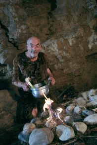 Löwenzahn Classics – Um zu beweisen, dass es auch ohne die Errungenschaften der Zivilisation geht, will Peter (Peter Lustig) drei Tage wie ein Steinzeitmensch in der Wildnis leben.