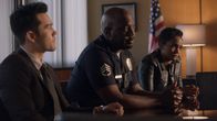 The Rookie – Officer Wade Grey (Richard T. Jones, M.), Officer Nyla Harper (Mekia Cox, r.) und Chris Sanford (Kanoa Goo, l.) gehen auf der Polizeistation eine Kooperation mit Elijahs Anwältin ein.