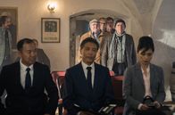 Kryger bleibt Krüger – Krüger (Horst Krause, hinten links), Bernd (Fritz Roth, hinten 2.v.l.), Ecki (Jörg Gudzuhn, hinten 2.v.r.) und Emil (Christian Grashof, hinten re.) haben starke Konkurrenz: Mr. Han (Yu Fang, vorne l.), Mr. Bo (Yao Chunghang, vorne Mitte) und Mian (Linda Chang, vorne re.) möchten in Krygovice investigieren.