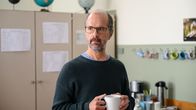 Lehrer kann jeder! – Quereinsteiger Richard Glossat (Christoph Maria Herbst) fühlt sich im Lehrerzimmer nicht wirklich willkommen.
