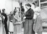 Heidi – Soll Heidi im Dorf wohnen?: (vorne, v.li.) Elsbeth Sigmund als Heidi, Margrit Rainer als Brigitte, Thomas Klameth als Peter