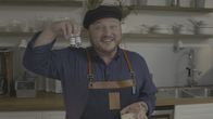Lebensmitteltricks - Lege packt aus – Wozu teure Kräuter der Provence nehmen, wenn es auch billiges Aroma gibt? Produktentwickler Sebastian Lege zeigt, wie die Lebensmittelindustrie bei Frischkäse trickst.