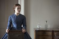 Lady Macbeth – Katherine (Florence Pugh) darf das Haus nicht verlassen, sie könnte sich erkälten.