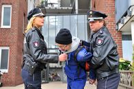 Notruf Hafenkante – Der Schläger Till Bruhns (Jonathan Dümcke, M.) wird von Melanie (Sanna Englund, l.) und Henning (Uwe Fellensiek, r.) gestellt.