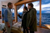 Der Alte – Bei der Befragung von Jürgen Schultheiss (Thomas Gräßle, l.) finden Annabell Lorenz (Stephanie Stumph) und Tom Kupfer (Ludwig Blochberger, r.) heraus, dass dieser nicht der einzige Kunde des Getöteten war, der einen Groll gegen ihn hegte.