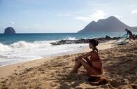 Deadly Tropics – Für Mélissa Sainte-Rose (Sonia Rolland) beginnt ein neuer Lebensabschnitt. Sie ist mir ihren beiden Kindern wieder in ihre alte Heimat Martinique gezogen, um dort als Kriminalbeamtin zu arbeiten.
