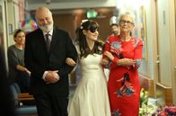New Girl – Gelingt es Ihren Eltern Bob (Rob Reiner, l.) und Joan (Jamie Lee Curtis, r.), den Hochzeitstag für Jess (Zooey Deschanel, M.) doch noch schön zu gestalten?