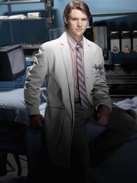 Dr. House – (4. Staffel) - Dr. Robert Chase (Jesse Spencer) ist Spezialist für Intensivmedizin. Oft schlägt er eher unkonventionelle Behandlungsmethoden vor.