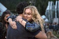 The 100 – Während Bellamy (Bob Morley, l.) und Clarke (Eliza Taylor, r.) ihre Wiedersehen feiern, lässt sich Jasper in "Mount Weather" auf ein Experiment ein, dass ihre Stellung in der Gesellschaft drastisch verändern könnte ...