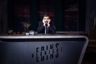 Edins Neo Night – Edin Hasanovic am Schreibtisch seines Late-Night-Studios für "Edins Neo Night"