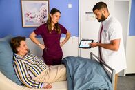 Bettys Diagnose – Betty (Henrike Hahn, M.) kommt einem Geheimnis ihrer Patientin Isabella Schulte (Swetlana Schönfeld, l.) auf die Schliche. Zu ihrer Verwunderung scheint Dr. Tarik Şahin (Nicolas Fethi Türksever, r.) darin verwickelt.