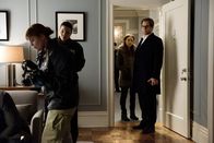 Bull – Bull (Michael Weatherly, r.) wird zur Wohnung eines wichtigen Zeugen im Fall Withrow gerufen - dieser hatte gegen den Bauunternehmer ausgesagt, dass er als Projektleiter Withrow mehrmals auf Mängel in der Konstruktion hingewiesen habe ...