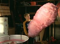 Malcolm mittendrin – Obwohl Hal die Zuckerwatte-Maschine weggesperrt hat, gelingt es Dewey (Eric Per Sullivan), sie ausfindig zu machen und in Betrieb zu setzten ...