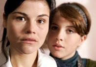 Bloch – ARD/WDR BLOCH: DIE BLAUE STUNDE, Fernsehfilm Deutschland 2006, Buch und Regie Thorsten Näter Uhr im ERSTEN. Leonie Bloch (Katharina Wackernagel,li) hat Angst, sich mit der Therapie ihrer Borderline-Patientin Sina (Paula Kalenberg) zu übernehmen.