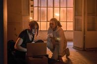 Spurlos in Athen – Marlene (Silke Bodenbender, re.) und Eleni (Chara Mata Giannatou, li.) arbeiten zusammen.
