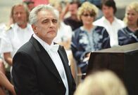 Unter weißen Segeln – Der berühmte Pianist Caspari (Michael Degen) ist verzweifelt, weil er glaubt, aufgrund seiner "schwerwiegenden" Erkrankung, zukünftig nicht mehr Klavierspielen zu können.