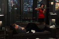 How I Met Your Mother – Barneys (Neil Patrick Harris, l.) Herz weist ein paar Rhythmusstörungen auf, und sein Arzt verordnet ihm deshalb ein Langzeit-EKG. Bei der späteren Auswertung lassen sich seine emotionalen Höhepunkte feststellen, und er lässt die letzten 24 Stunden, die er mit Nora (Nazanin Boniadi, r.) verbracht hat, Revue passieren ...
