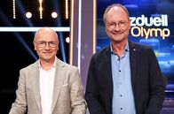Quizduell-Olymp – Moderatorin Esther Sedlaczek (M.) mit den Kandidaten des Teams "Wetter": Karsten Schwanke (l.) und Sven Plöger (r.), sowie dem Rateteam Marie-Louise Finck (3.v.r.), Eckard Freise (2.v.r.), Thorsten Zirkel (r.).