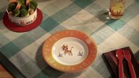 Ich kenne ein Tier – Wenn ein Teller auf den Tisch kommt, duftet es meistens nach Essen. Das ist dem Tiger aus dem „Ich kenne ein Tier“-Trickfilm auch aufgefallen. Er hat nämlich großen Hunger. Aber leider ist er kein echter Tiger – sondern nur auf den Teller gemalt …